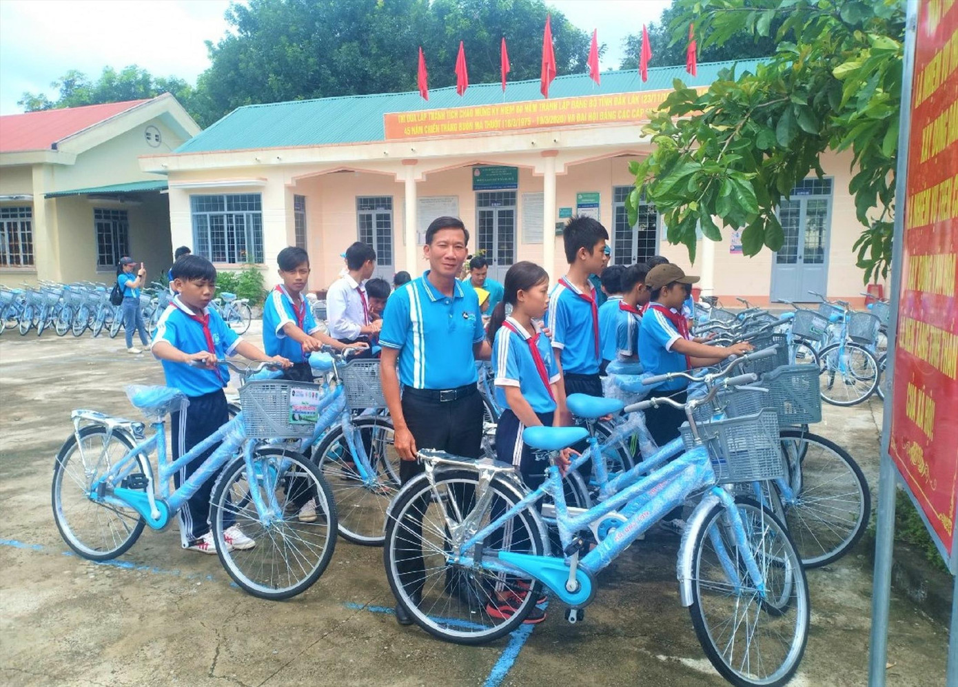 CLB MC tỉnh Đắk Lắk tặng xe đạp cho học sinh có hoàn cảnh khó khăn CLB MC tỉnh Đắk Lắk tặng xe đạp cho học sinh có hoàn cảnh khó khăn