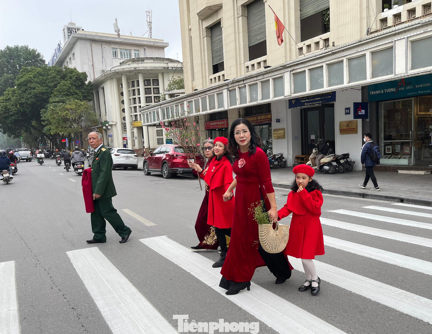 Một gia đình đi chụp ảnh ở Hồ Gươm ngày 27/1/2022. Ảnh: Như Ý