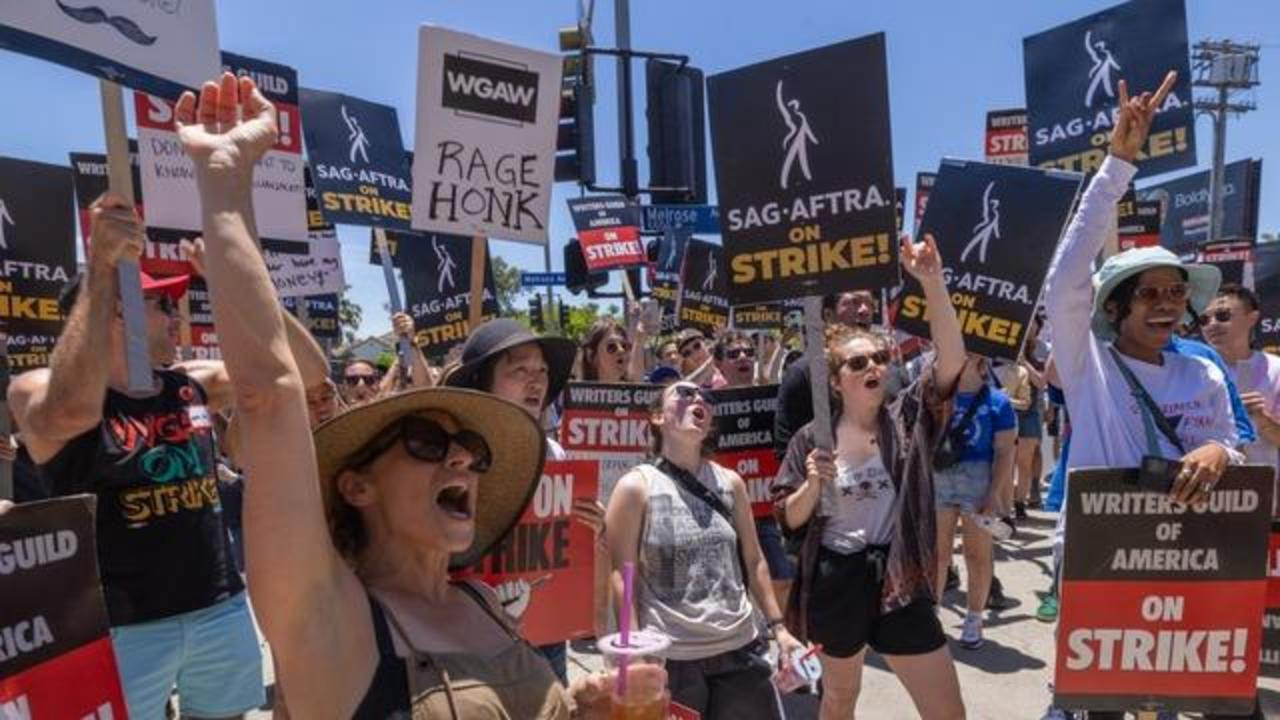 Các diễn viên và biên kịch biểu tình bên ngoài trường quay Warner Bros ở Burbank, California