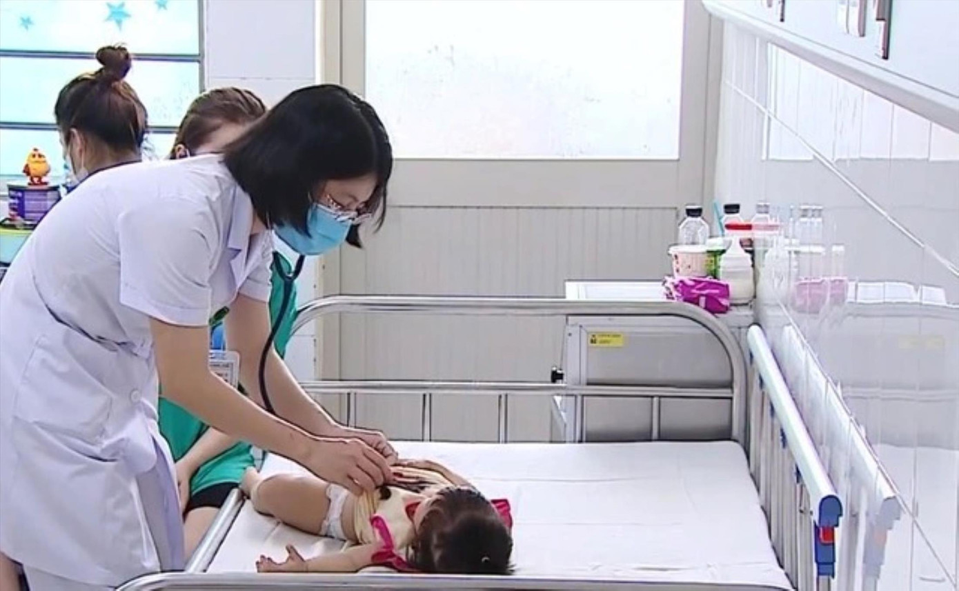 Bác sĩ chăm sóc bệnh nhi mắc bệnh tay chân miệng. Bác sĩ chăm sóc bệnh nhi mắc bệnh tay chân miệng.