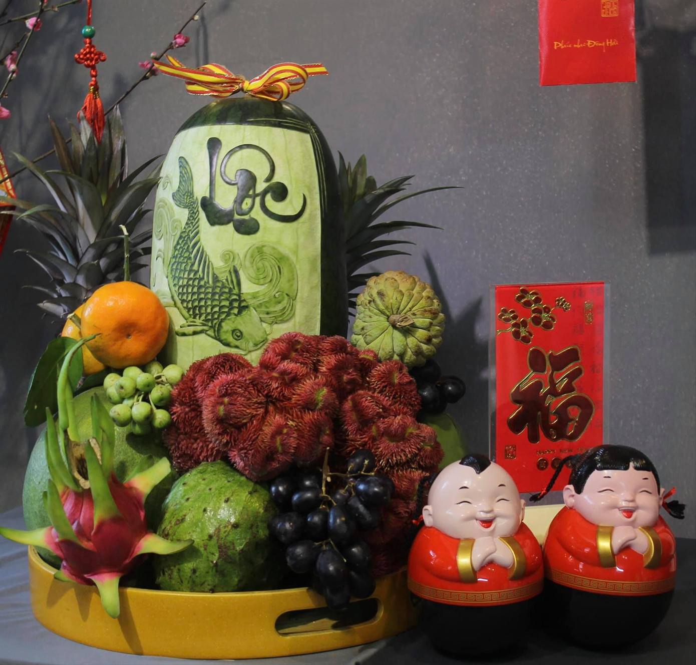 Dịch vụ mâm ngũ quả nở rộ trong mấy cái Tết gần đây, giá cả dao động từ vài trăm ngàn đến vài triệu đồng.