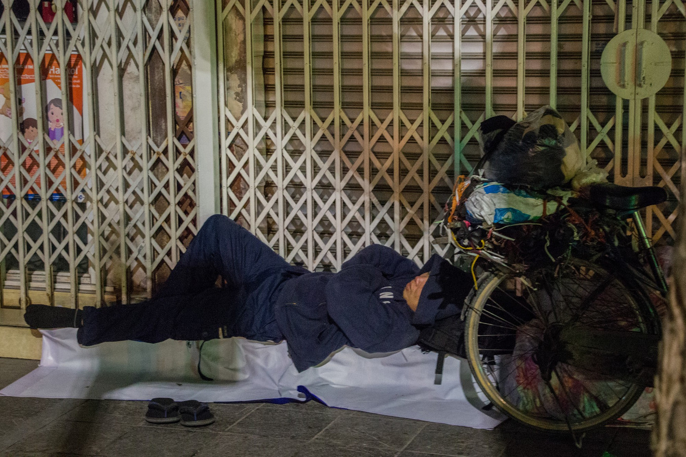 Một người vô gia cư trên đường phố Hà Nội