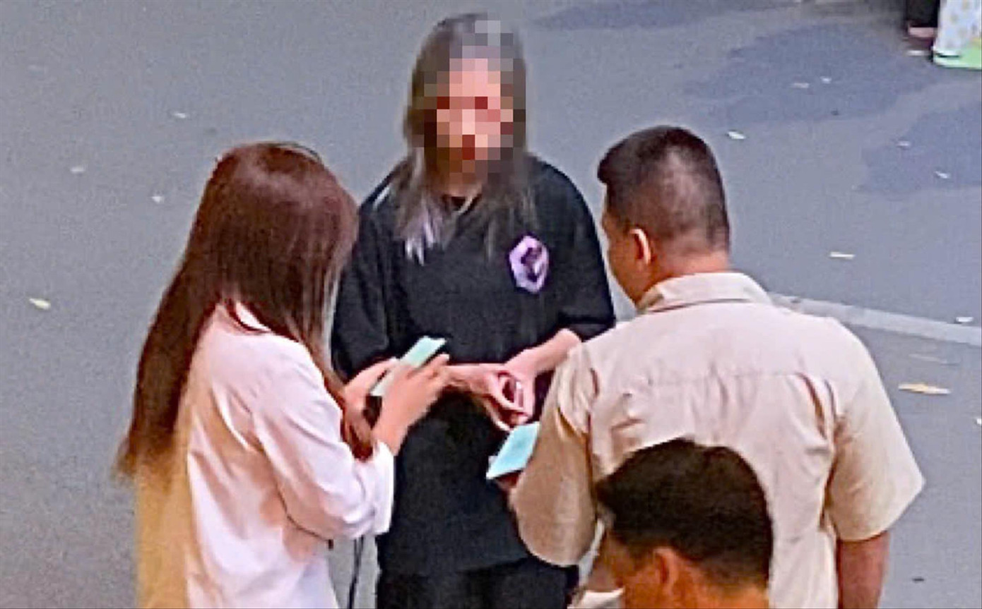 Hai bạn nữ, đại diện nhóm nhảy xác nhận với phóng viên, họ phải chuyển khoản 300.000 đồng cho người mặc trang phục của Đội An ninh trật tự Hai bạn nữ, đại diện nhóm nhảy xác nhận với phóng viên, họ phải chuyển khoản 300.000 đồng cho người mặc trang phục của Đội An ninh trật tự