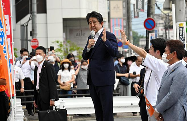 Cựu Thủ tướng Nhật Bản Abe Shinzo phát biểu trước đám đông ngay trước khi bị ám sát. Ảnh: Asahi