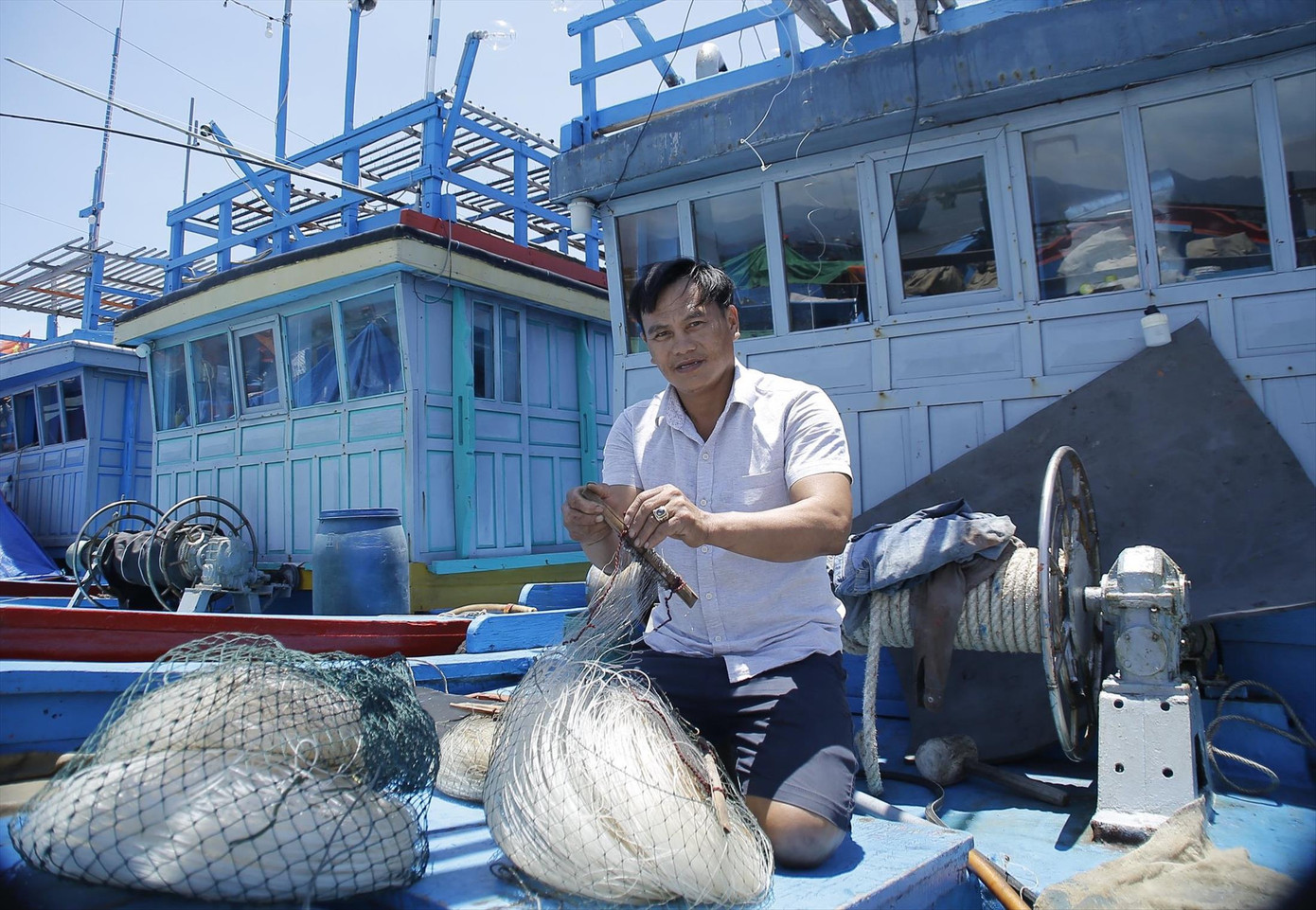 Ngư dân Phan Bá Thuận kiểm tra lại thiết bị trên tàu để chuẩn bị cho chuyến vươn khơi. Ảnh: Hoài Văn