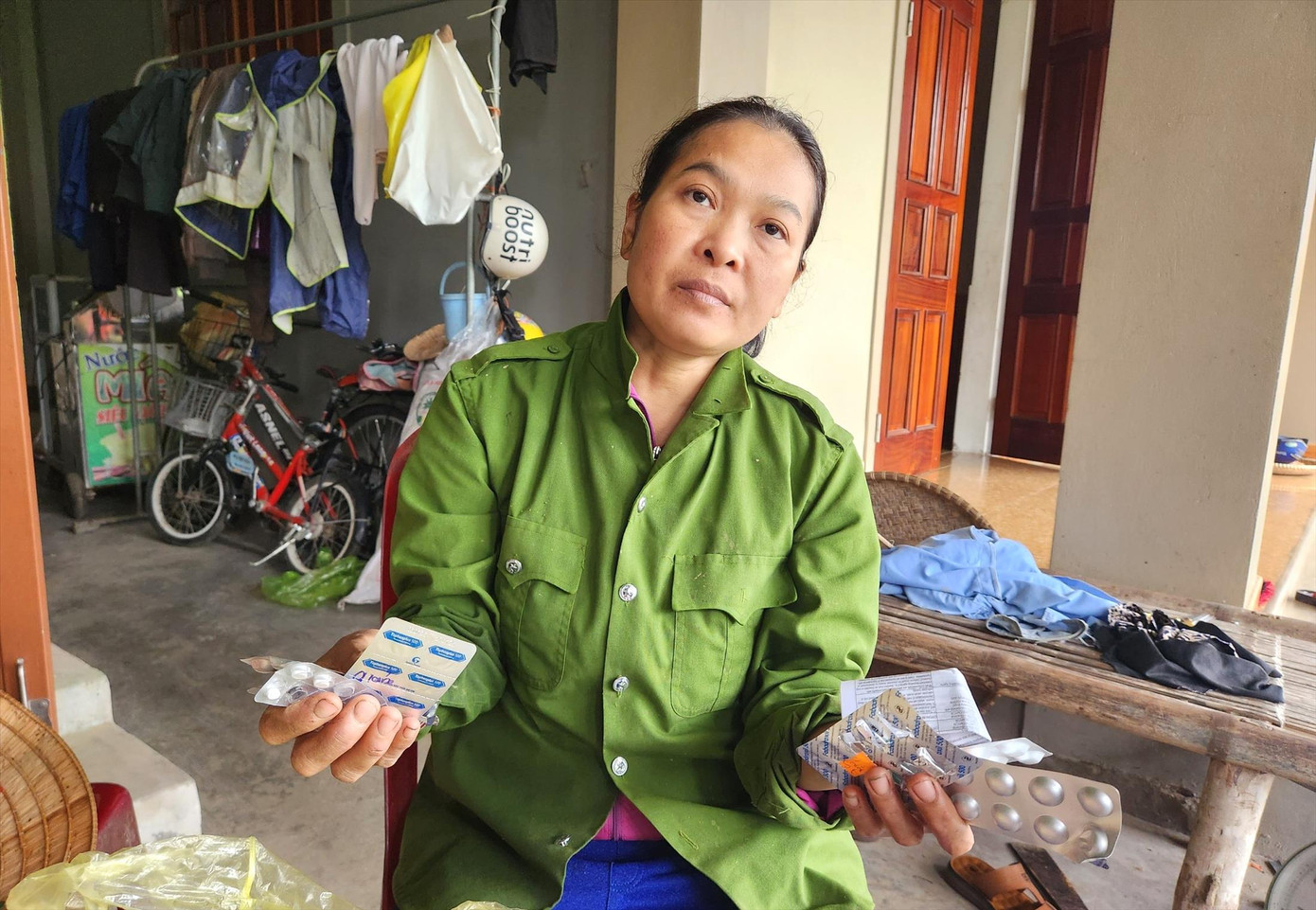 Hằng ngày chị Đinh Thị Thắm phải uống nhiều loại thuốc Hằng ngày chị Đinh Thị Thắm phải uống nhiều loại thuốc