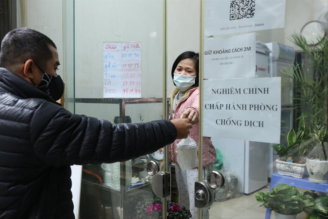 8 quận nội thành ở Hà Nội yêu cầu chỉ bán hàng mang về, hạn chế tụ tập đông người để phòng, chống COVID-19. Ảnh: Như Ý