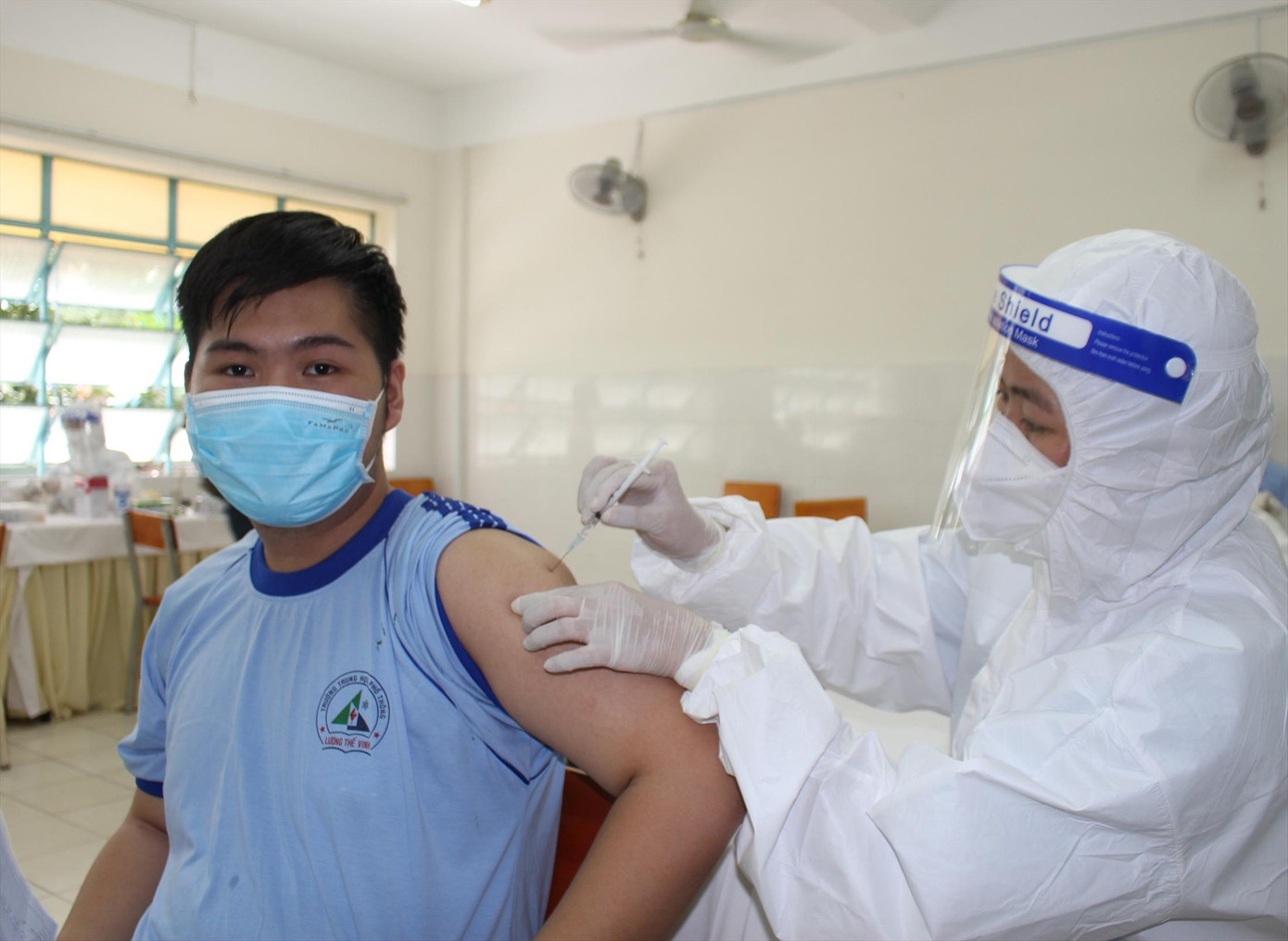 Vắc xin là giải pháp hiệu quả giúp bảo vệ cộng đồng trước biến thể mới (Ảnh: Vân Sơn).