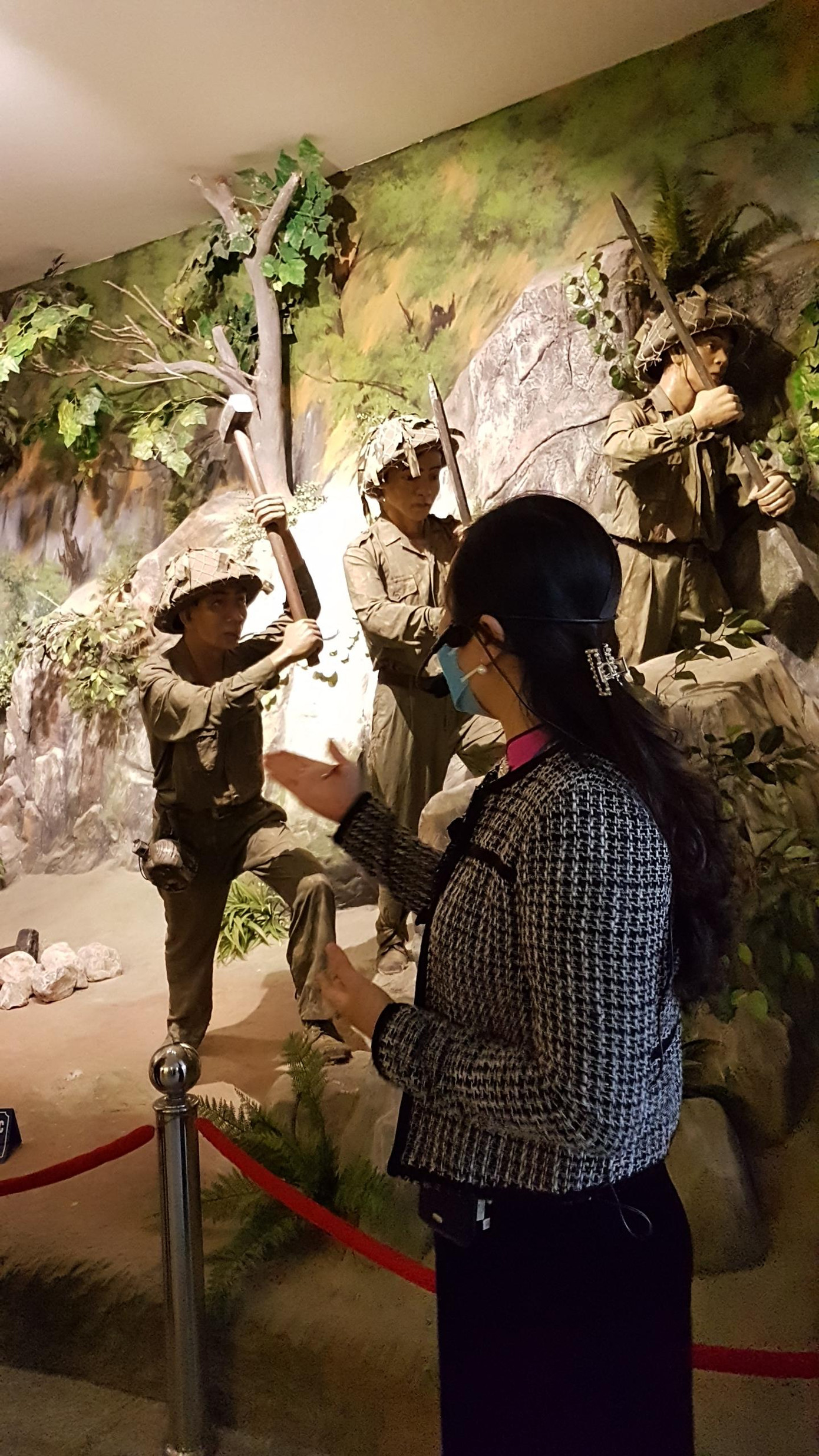 Nguyễn Thùy Dương đang giới thiệu về bức tranh Panorama Điện Biên Phủ Nguyễn Thùy Dương đang giới thiệu về bức tranh Panorama Điện Biên Phủ