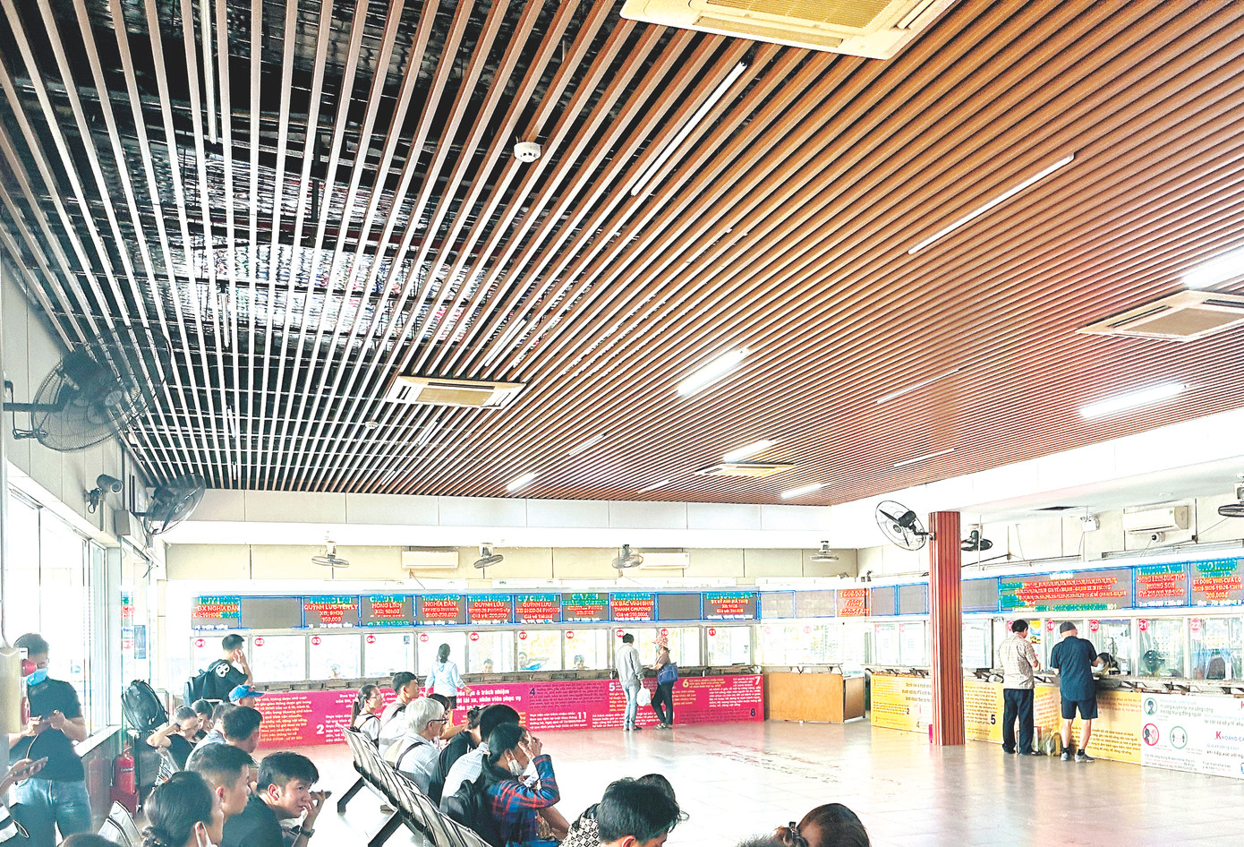 Nhà chờ bến xe vừa được cải tạo sạch đẹp, hiện đại để phục vụ khách Nhà chờ bến xe vừa được cải tạo sạch đẹp, hiện đại để phục vụ khách