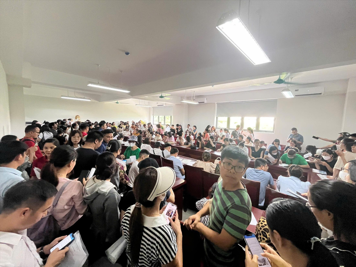 Hàng trăm phụ huynh có mặt tại Trường tiểu học Tây Mỗ 3, Hà Nội sáng qua.