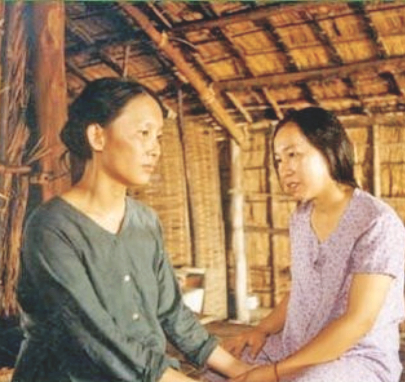 Chị Bé (bên phải) trong vai cô Hảo phim “Đời cát” Chị Bé (bên phải) trong vai cô Hảo phim “Đời cát”