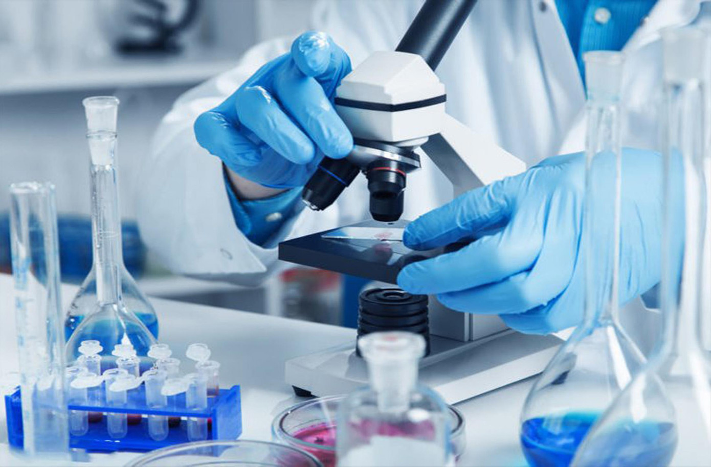 Từ 1/1/2022 thiết bị y tế, sinh phẩm xét nghiệm phải kê khai giá. Ảnh: Long Phạm