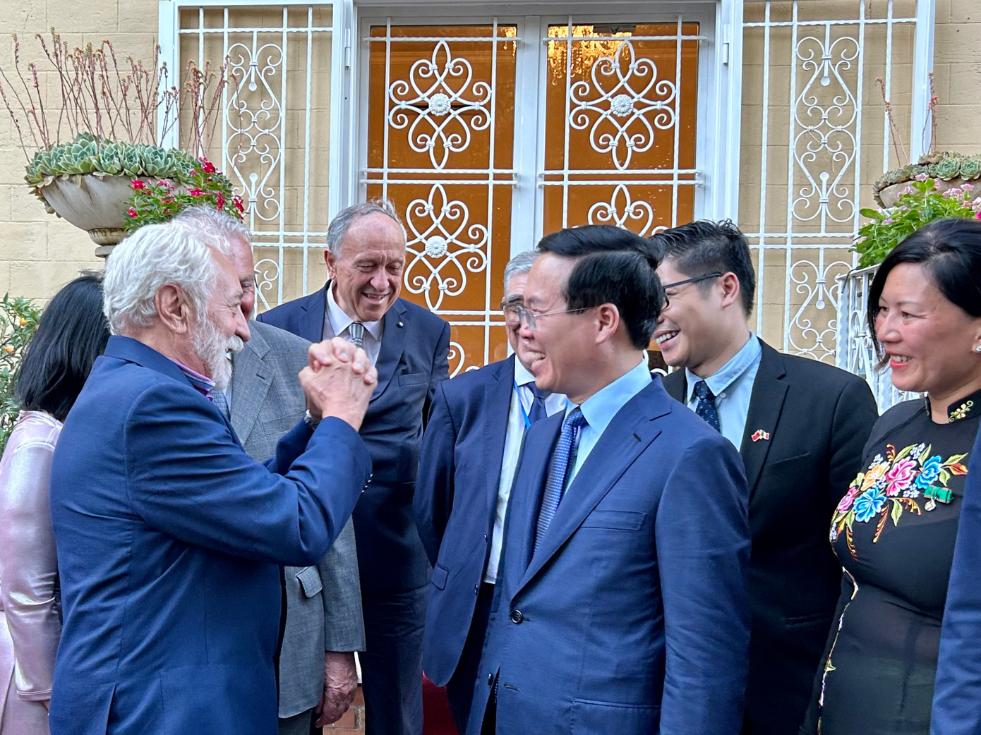 Một người bạn Italia chập hai tay lại giơ lên để bày tỏ tình cảm với Chủ tịch nước Võ Văn Thưởng. Ảnh: Lê Xuân Sơn