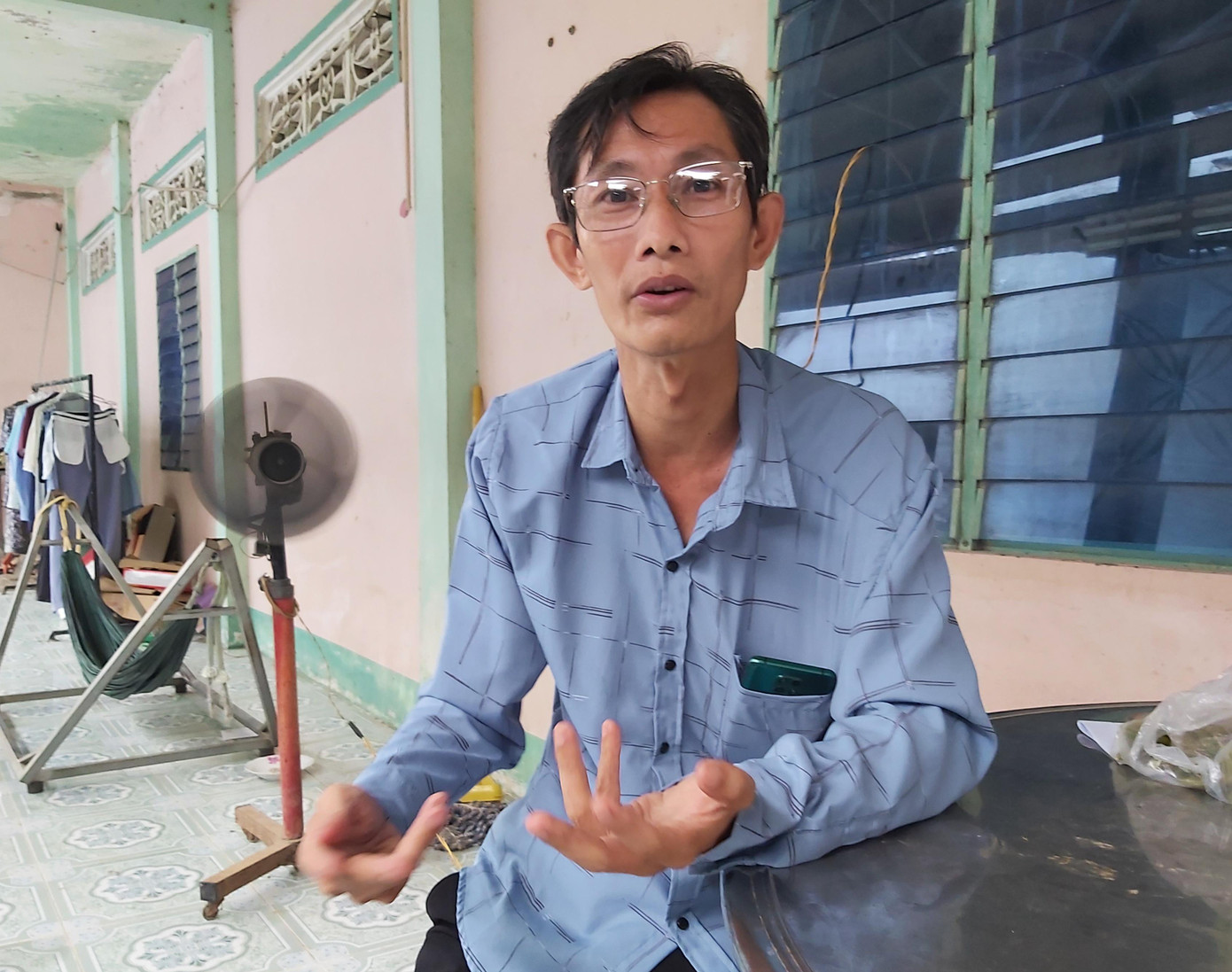 Ông Huỳnh Thanh Thấm trao đổi với phóng viên Ông Huỳnh Thanh Thấm trao đổi với phóng viên