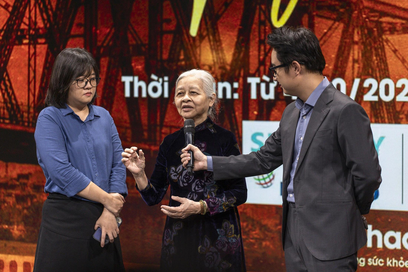 Bà Trần Ánh Tuyết (giữa) - con gái bác sĩ Trần Duy Hưng - kể kỷ niệm về cha Bà Trần Ánh Tuyết (giữa) - con gái bác sĩ Trần Duy Hưng - kể kỷ niệm về cha