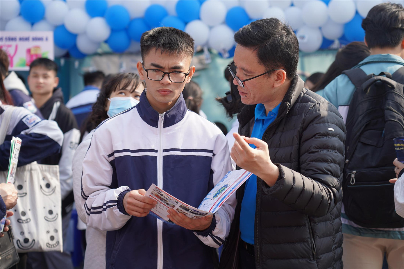 Thí sinh tìm hiểu thông tin tuyển sinh đại học 2023. Ảnh: Hoài Thương