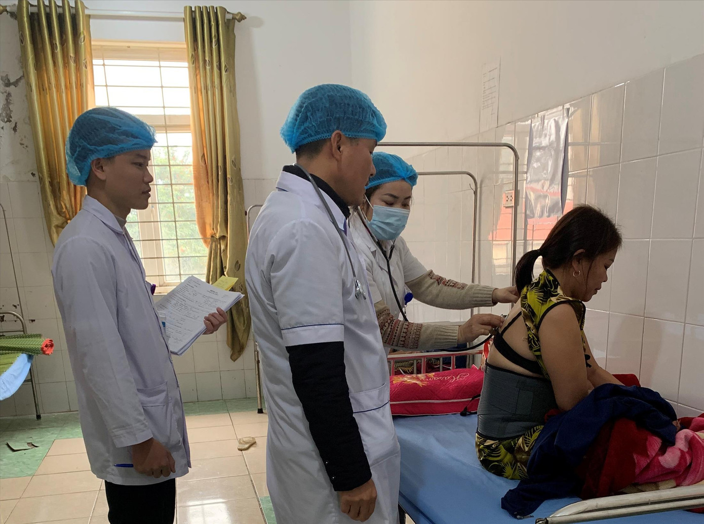 Nhân viên y tế khoa Y học cổ truyền - Phục hồi chức năng Bệnh viện Đa khoa huyện Quan Sơn thăm khám bệnh nhân Nhân viên y tế khoa Y học cổ truyền - Phục hồi chức năng Bệnh viện Đa khoa huyện Quan Sơn thăm khám bệnh nhân