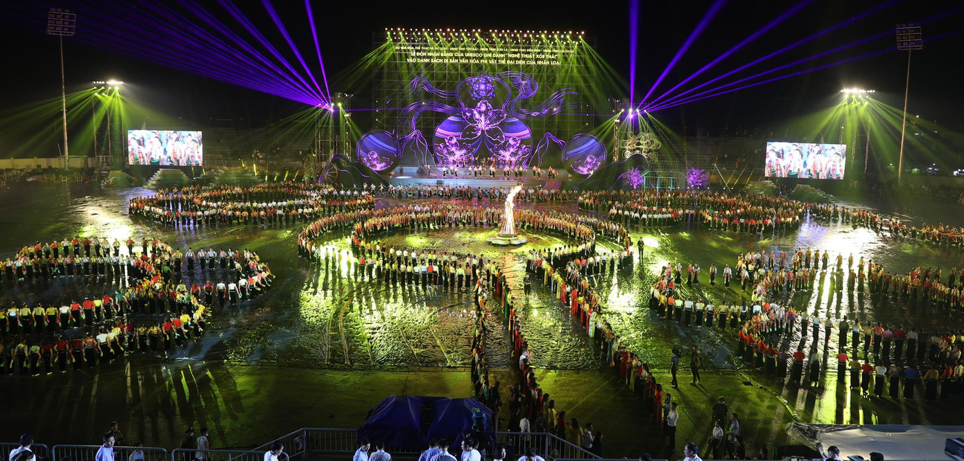 Chương trình nghệ thuật đặc biệt với chủ đề “Xòe Thái - Tinh hoa miền di sản”. Ảnh: Như Ý