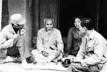 Phóng viên báo Tiền Phong Mai Cát đang tác nghiệp ở một làng quê để viết về phong trào hợp tác Phóng viên báo Tiền Phong Mai Cát đang tác nghiệp ở một làng quê để viết về phong trào hợp tác