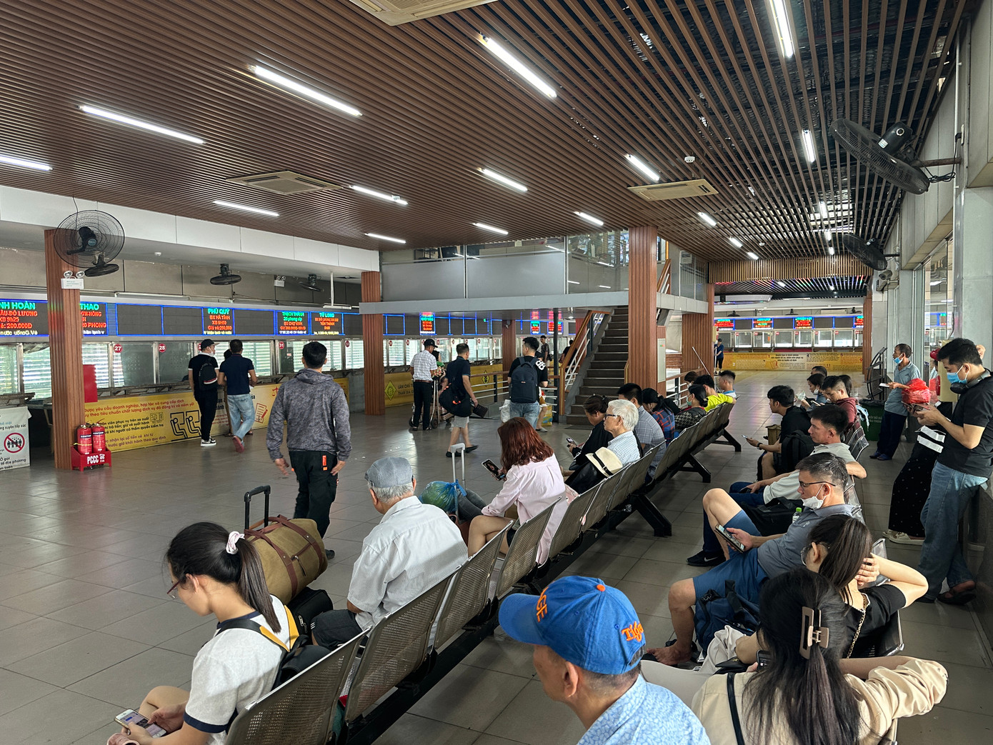 Khu lấy vé, chờ giờ lên xe ở tầng 2 nhà điều hành chính của bến cũng được tổ chức lại rộng rãi và văn minh hơn Khu lấy vé, chờ giờ lên xe ở tầng 2 nhà điều hành chính của bến cũng được tổ chức lại rộng rãi và văn minh hơn