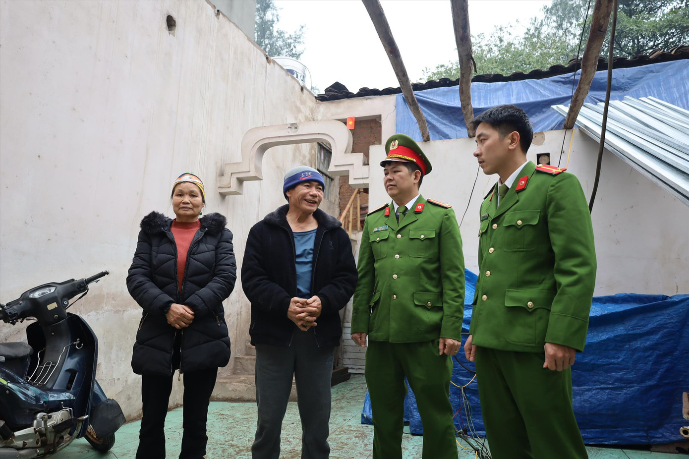 Công an thị trấn Na Dương và vợ chồng ông Ðược bàn triển khai sửa chữa nhà Công an thị trấn Na Dương và vợ chồng ông Ðược bàn triển khai sửa chữa nhà