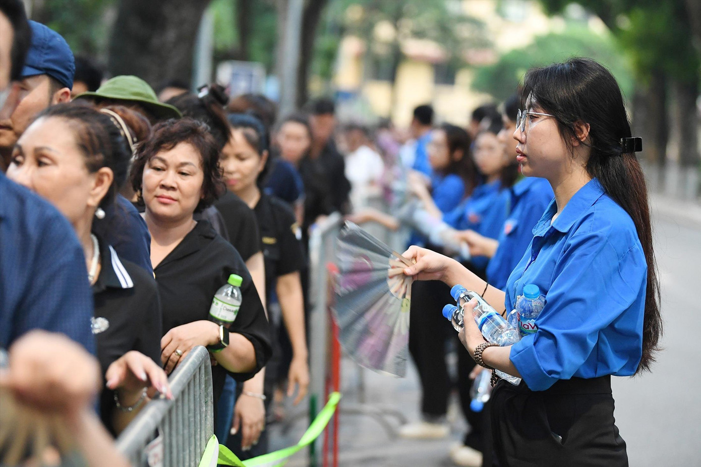 Áo xanh của thanh niên tình nguyện tại Quốc tang Tổng Bí thư Nguyễn Phú Trọng là một trong những hình ảnh đẹp, truyền cảm hứng trên mạng xã hội. Ảnh: DƯƠNG TRIỀU Áo xanh của thanh niên tình nguyện tại Quốc tang Tổng Bí thư Nguyễn Phú Trọng là một trong những hình ảnh đẹp, truyền cảm hứng trên mạng xã hội. Ảnh: DƯƠNG TRIỀU