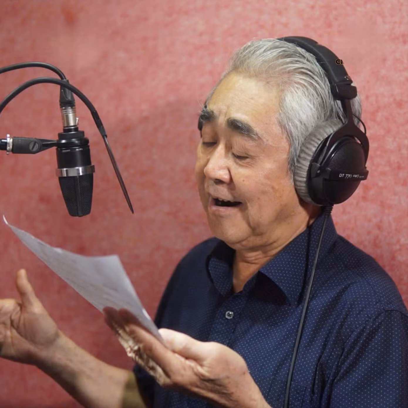 NSND Quang Thọ thể hiện ca khúc chủ đề trong phim Dế Mèn