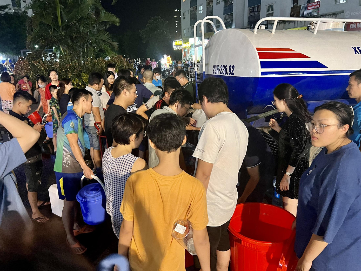 Người dân KĐT Thanh Hà xếp hàng lấy nước từ xe téc từ ngày 15/10 đến nay.