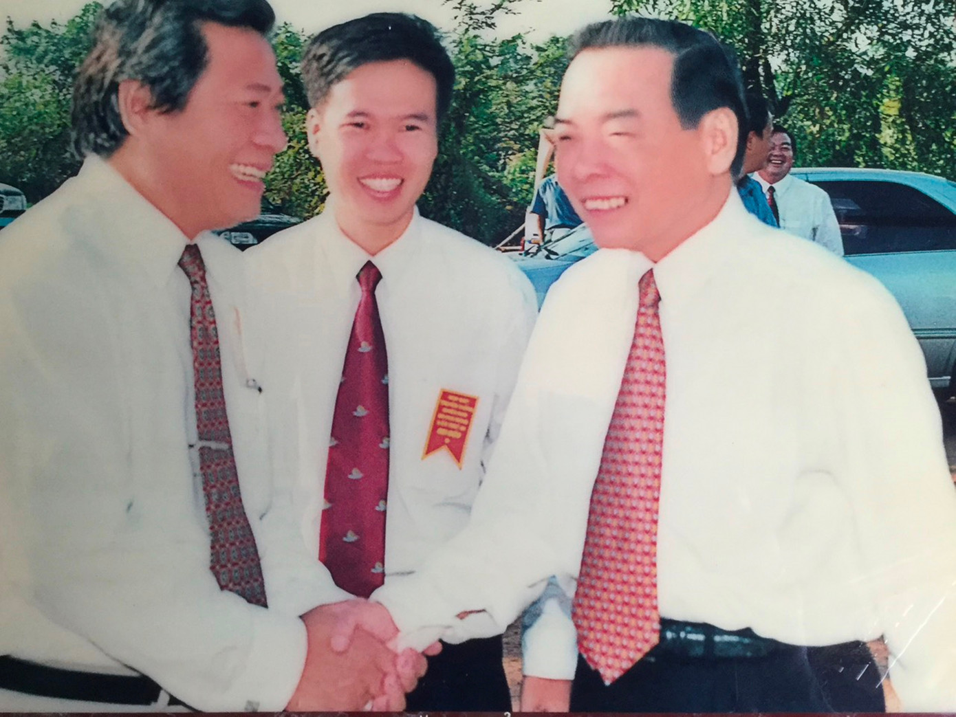 Tân Chủ tịch nước Võ Văn Thưởng (giữa) khi đang là Bí thư Quận ủy quận 12. Ông Lê Hoài Trung (bên trái) và cố Thủ tướng Phan Văn Khải