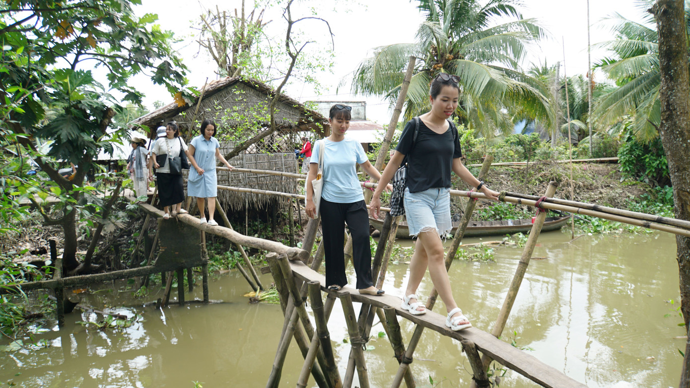 Khách du lịch đến tham quan tại Cồn Sơn, thành phố Cần Thơ. Ảnh: Hòa Hội.