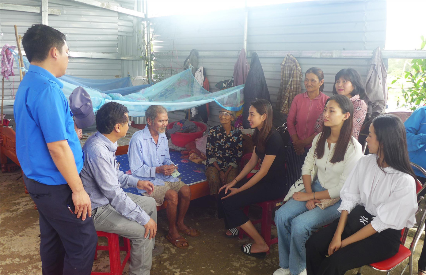 Lãnh đạo huyện ủy Sơn Tịnh và Ban Dân vận Tỉnh ủy Quảng Ngãi đồng hành cùng BTC Hoa hậu VN thăm hỏi, cứu trợ hoàn cảnh sập nhà do bão số 9/2020. Ảnh: Trần Tuấn Lãnh đạo huyện ủy Sơn Tịnh và Ban Dân vận Tỉnh ủy Quảng Ngãi đồng hành cùng BTC Hoa hậu VN thăm hỏi, cứu trợ hoàn cảnh sập nhà do bão số 9/2020. Ảnh: Trần Tuấn
