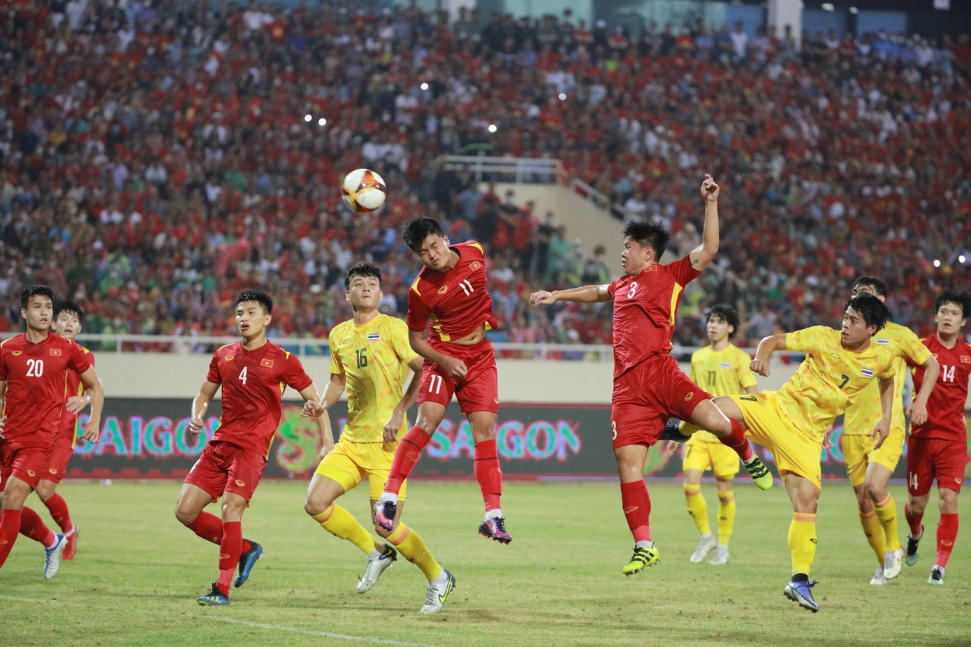 Cuồng nhiệt cổ vũ trong sân vận động và hân hoan ăn mừng chiến thắng trên đường phố. Ảnh: Như Ý - Mạnh Thắng - Trọng Tài Cuồng nhiệt cổ vũ trong sân vận động và hân hoan ăn mừng chiến thắng trên đường phố. Ảnh: Như Ý - Mạnh Thắng - Trọng Tài