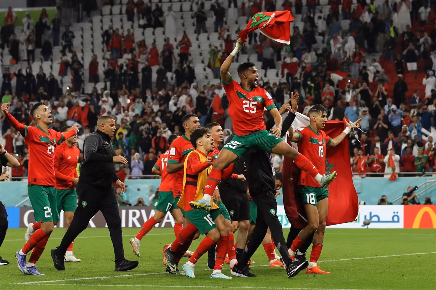 ĐT Morocco ăn mừng chiến tích vào bán kết World Cup 2022. Ảnh: Getty Images ĐT Morocco ăn mừng chiến tích vào bán kết World Cup 2022. Ảnh: Getty Images