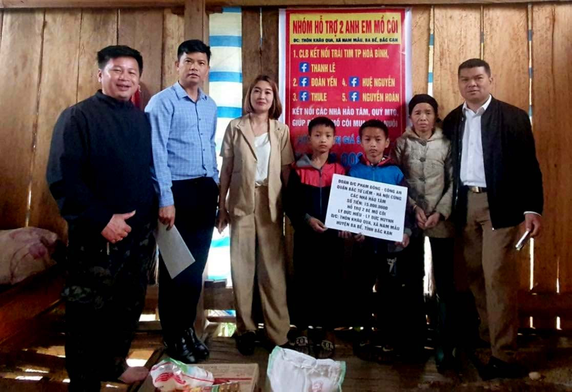 Chị Yến cùng các nhà hảo tâm trao quà giúp đỡ 2 em nhỏ mồ côi xã Nam Mẫu, huyện Chợ Đồn Chị Yến cùng các nhà hảo tâm trao quà giúp đỡ 2 em nhỏ mồ côi xã Nam Mẫu, huyện Chợ Đồn