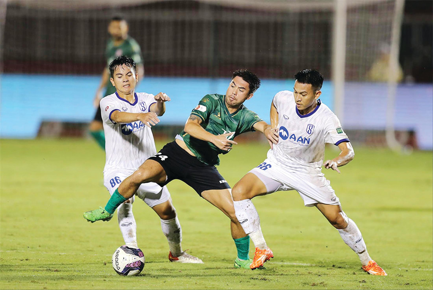 Sau HAGL, đến lượt SLNA cất nhiều trụ cột khi gặp đội đang tranh trụ hạng Tp Hồ Chí Minh. Ảnh: Anh Tú