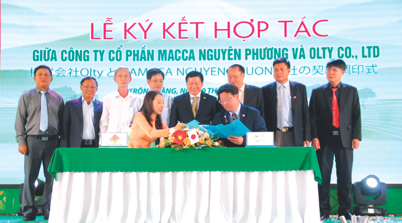 Lãnh đạo các Sở và huyện Krông Năng chứng kiến Lễ ký kết hợp tác xuất khẩu Container Mắc ca Krông Năng chính ngạch đầu tiên qua thị trường Nhật Bản