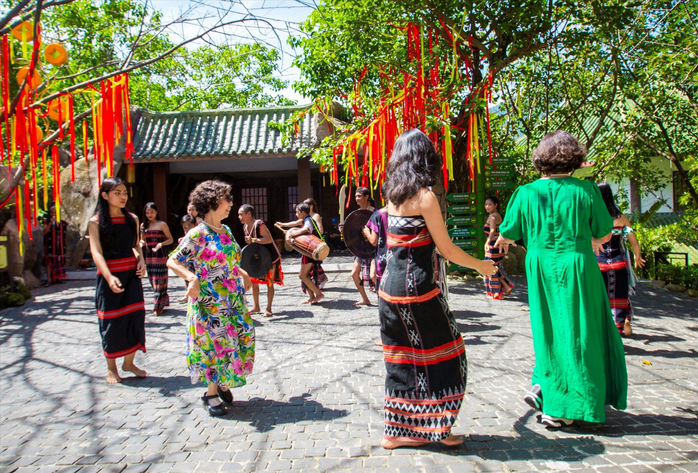 Du khách thích thú múa cùng đội múa. Ảnh: T.T