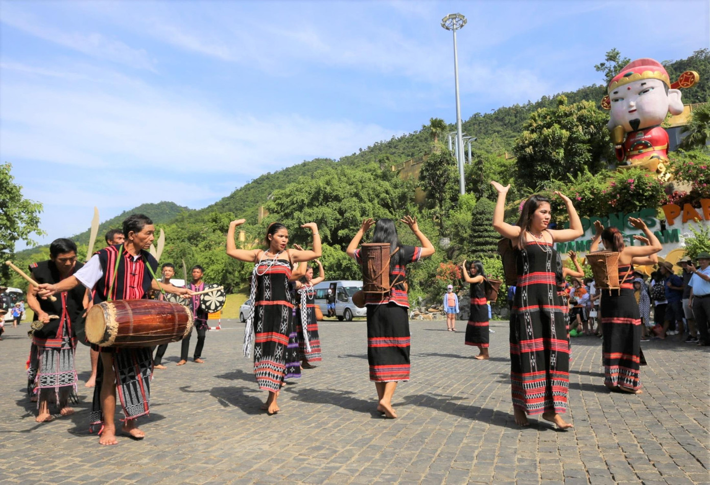 Ðiệu múa Tung tung da dá được bà con người Cơ Tu trình diễn phục vụ du khách. Ảnh: T.T