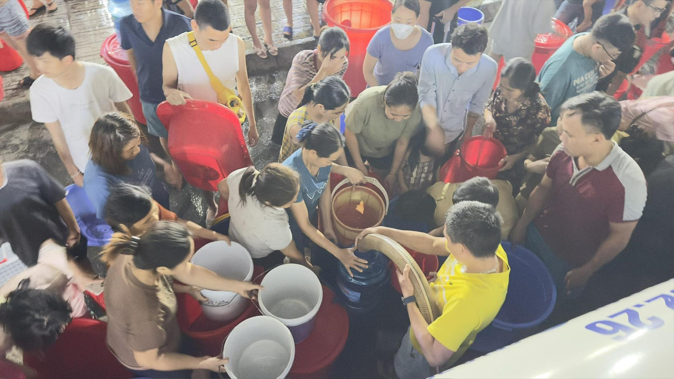 Cư dân KĐT Thanh Hà rồng rắn xếp hàng tối 17/10 để lấy nước từ xe téc Cư dân KĐT Thanh Hà rồng rắn xếp hàng tối 17/10 để lấy nước từ xe téc