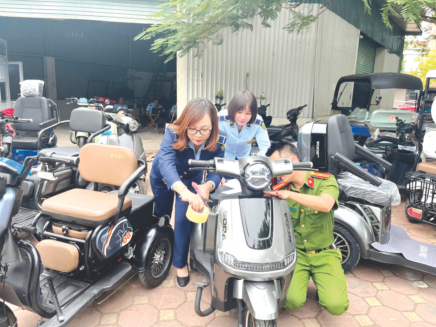 Lực lượng Quản lý thị trường kiểm tra chuỗi kinh doanh của Công ty TNHH xe điện xe máy Vinh Phát và phát hiện nhiều dấu hiệu vi phạm. Ảnh: Nguyễn Bằng