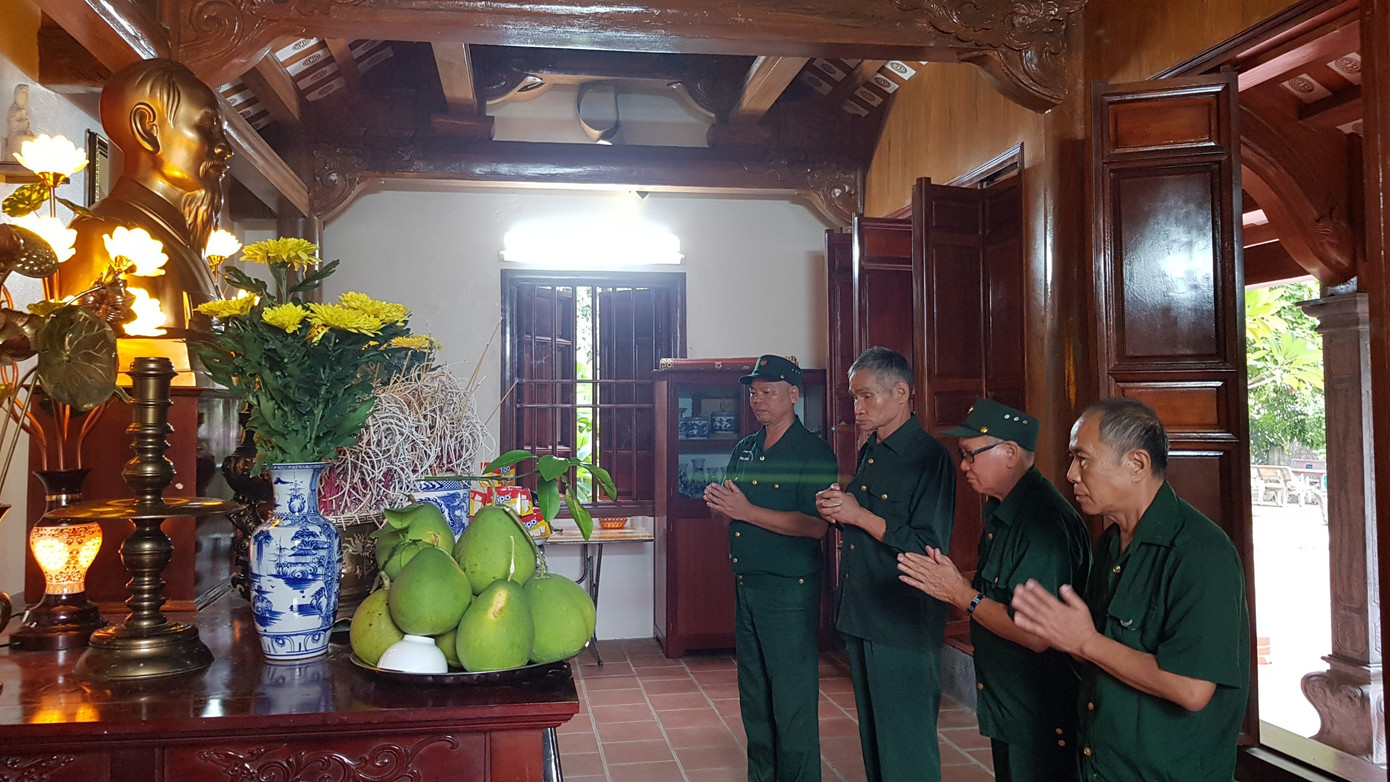 Thương binh trong trung tâm đến thắp hương tưởng nhớ Bác Hồ và đồng đội trong ngày giỗ đồng đội.