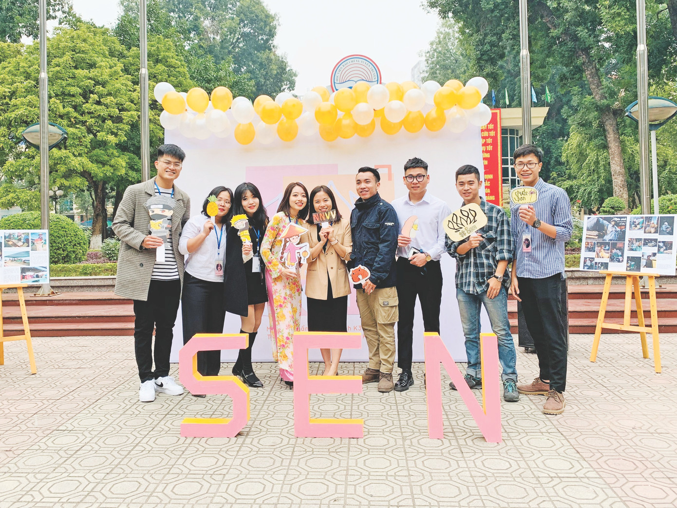 Sinh viên Học viện Báo chí và Tuyên truyền đi thực tế.