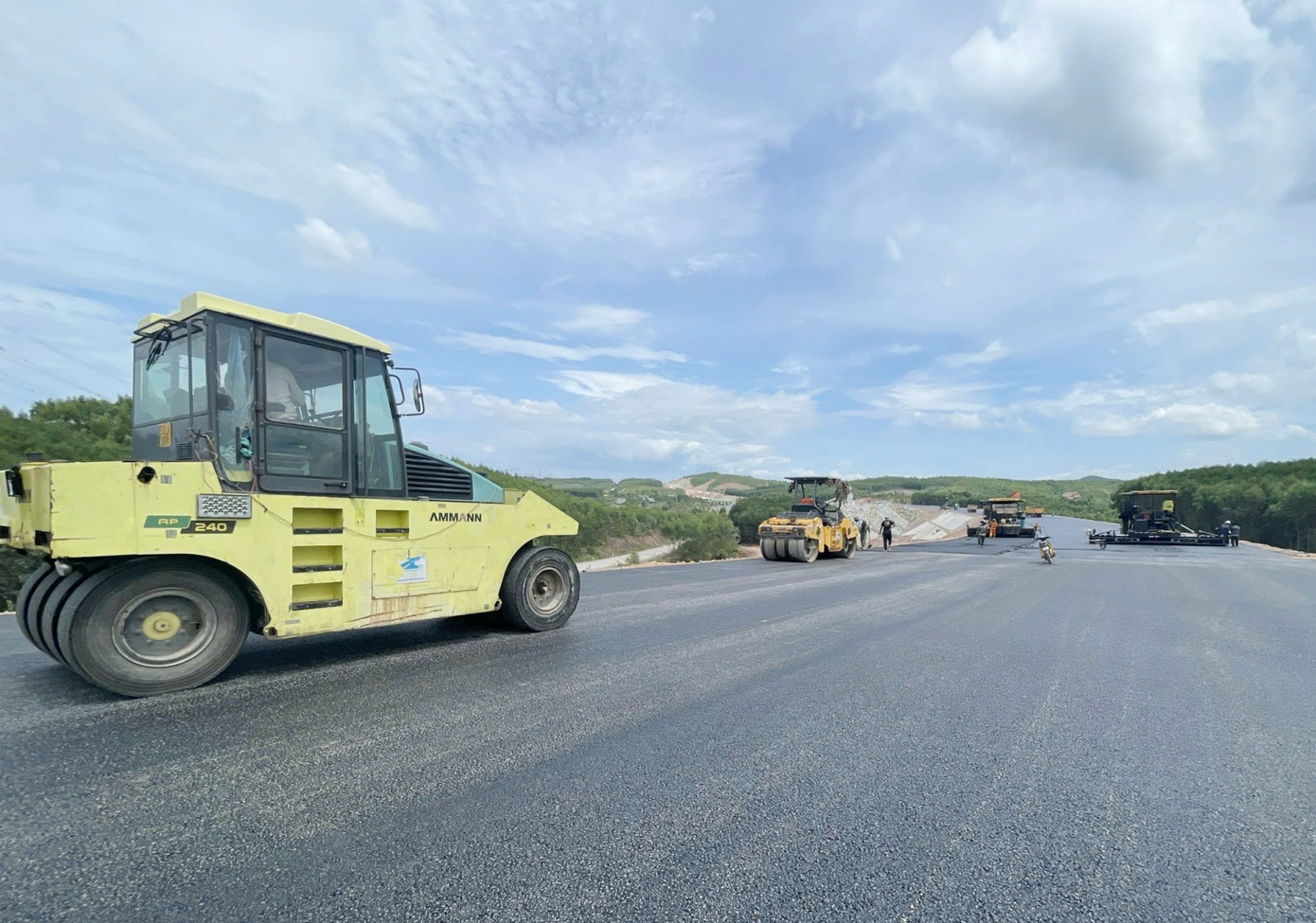 Thi công thảm nhựa mặt đường cao tốc Vũng Áng - Bùng - Vạn Ninh. Ảnh: PV Thi công thảm nhựa mặt đường cao tốc Vũng Áng - Bùng - Vạn Ninh. Ảnh: PV