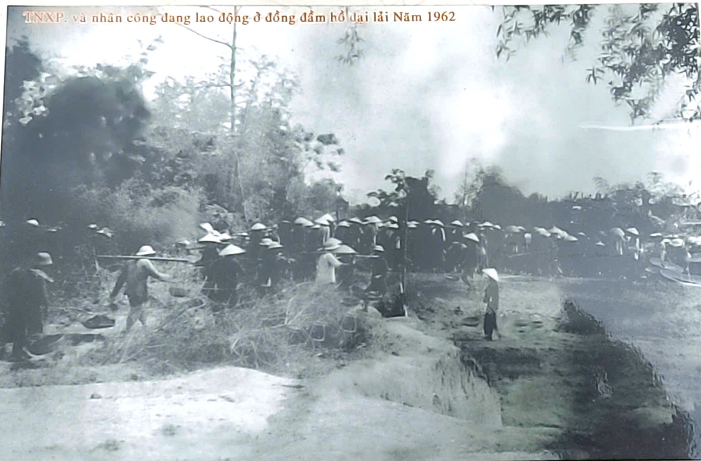 Không khí lao động của TNXP trên công trường hồ Đại Lải.