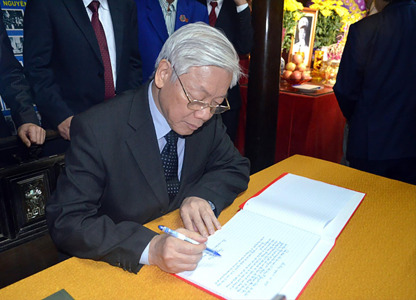 Tổng Bí thư Nguyễn Phú Trọng viết lưu bút tại ngôi nhà lưu niệm tuổi thơ của Đại tướng Võ Nguyên Giáp