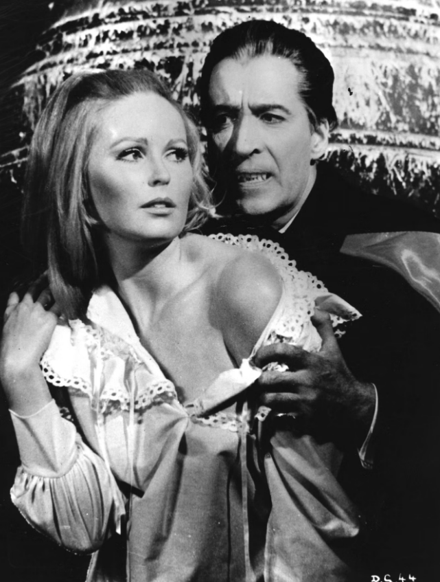 Veronica Carlson và Christopher Lee trong phim Dracula Has Risen from the Grave (Dracula đội mồ sống lại) Veronica Carlson và Christopher Lee trong phim Dracula Has Risen from the Grave (Dracula đội mồ sống lại)