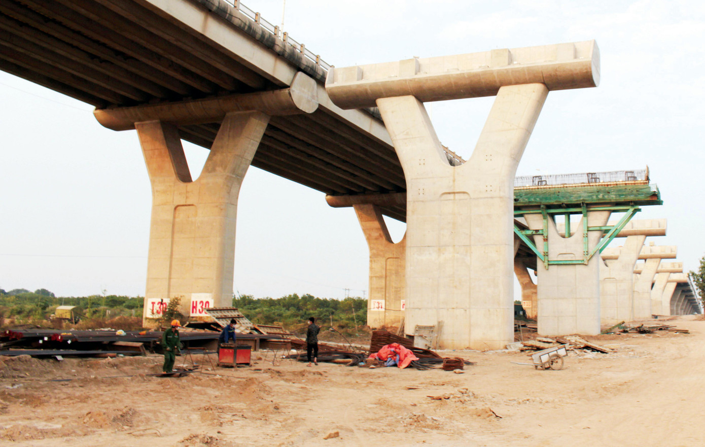 Để đảm bảo tiến độ và an toàn chung, dự án cầu Vĩnh Tuy đang có 500 cán bộ, CNV thi công ngày đêm theo phương án “3 tại chỗ”