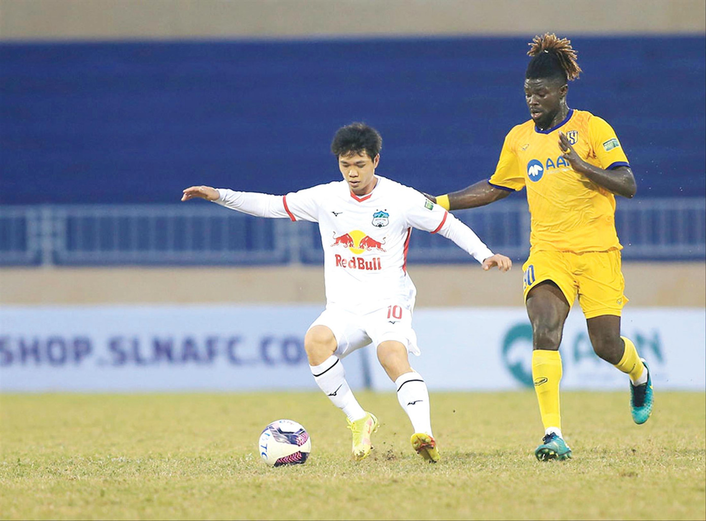 Các tiền đạo chơi không đúng phong độ khiến HAGL có khởi đầu chậm so với đối thủ ở Night Wolf V-League 2022. Ảnh: Anh Tú Các tiền đạo chơi không đúng phong độ khiến HAGL có khởi đầu chậm so với đối thủ ở Night Wolf V-League 2022. Ảnh: Anh Tú