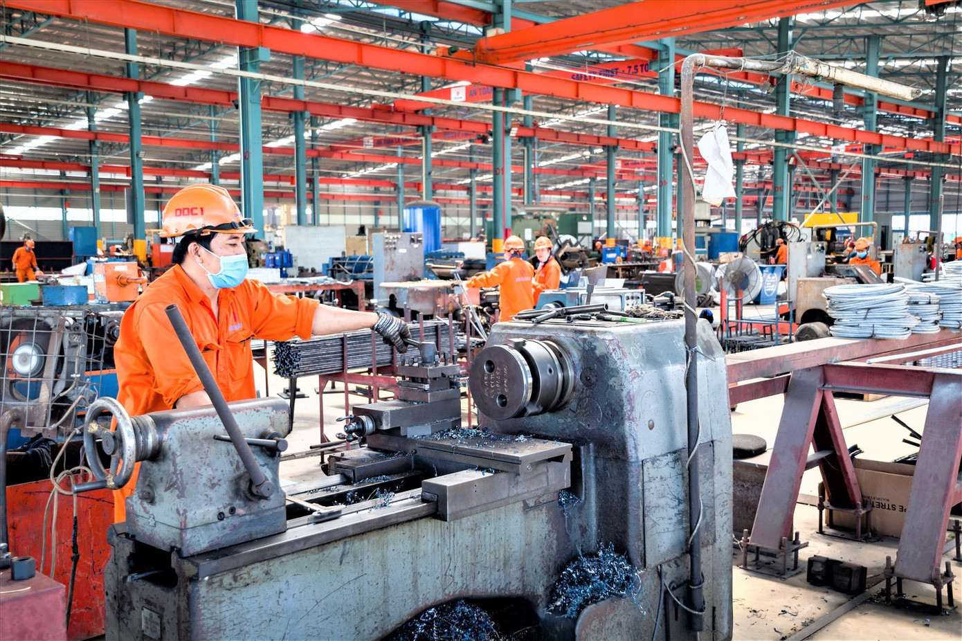 Công ty Ðại Dũng nâng cao công tác phòng dịch để đảm bảo an toàn sản xuất. Ảnh: U.P